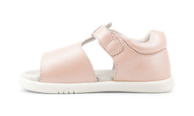 Sandalia Barefoot I-Walk Mirror Seashell Shimmer para niña de BOBUX ESPAÑA Y PORTUGAL, con diseño brillante y conchas en la parte superior.