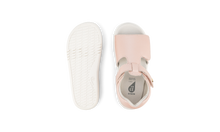 Sandalia barefoot I-Walk Mirror Seashell Shimmer para niña de BOBUX, con detalles de concha y acabado brillante.