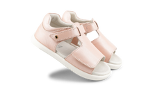 Sandalia barefoot I Walk Mirror Seashell Shimmer para niña de BOBUX, con diseño brillante y detalles en concha marina.