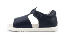 Sandalia barefoot I Walk de BOBUX en azul marino con acabado espejo, para niño, cómoda y flexible para caminar.