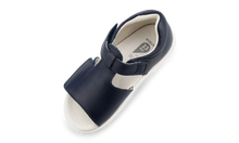 Sandalia barefoot I Walk BOBUX en color azul marino con acabado espejo para niño, con suela flexible y diseño cómodo.