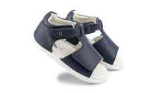 Sandalia Barefoot I Walk BOBUX en azul marino con espejo para niño, diseño cómodo y flexible para pies activos.