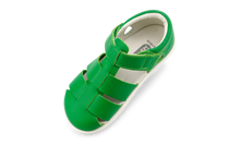 Sandalia barefoot I-Walk Tidal esmeralda para niña de BOBUX, con diseño cómodo y flexible en color verde esmeralda.