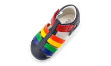 Sandalia barefoot I Walk Tidal de BOBUX para niño en azul marino y multicolor, con diseño cómodo y flexible para pies pequeños.