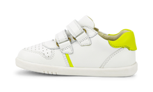 Zapatos barefoot I Walk Riley de BOBUX en blanco con detalles neón, unisex, calzado cómodo y flexible para todos los días.