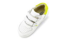 Zapatos barefoot I Walk Riley de BOBUX en color blanco y neón para unisex, con diseño cómodo y moderno.