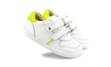 Calzado barefoot I Walk Riley de BOBUX en blanco con detalles neón para unisex, vista frontal del zapato.