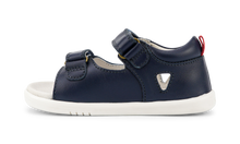 Sandalia barefoot I Walk Rise en azul marino para niño de la marca BOBUX ESPAÑA Y PORTUGAL, con suela flexible y cierre de velcro.