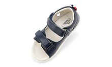 Sandalia barefoot I Walk Rise niña de BOBUX en color azul marino, con suela flexible y diseño cómodo para niños.