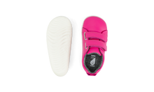 Zapatos Step Up de BOBUX en color fucsia para primeros pasos en césped, diseñados para bebés y comodidad.