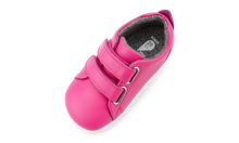 Calzado Step Up de BOBUX en color fucsia para bebés, ideal para los primeros pasos en canchas de césped.