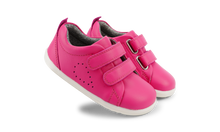 Calzado Step Up de BOBUX en color fucsia para primeros pasos, con suela de césped para bebés.