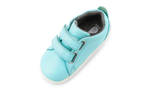 Calzado respetuoso Step Up Grass Court Aqua para bebés de BOBUX ESPAÑA Y PORTUGAL, con diseño en color aqua y suela antideslizante.