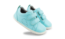 Zapatos Step Up de BOBUX España y Portugal en color Aqua para primeros pasos en cancha de césped.