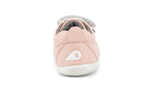 Calzado Step Up BOBUX para bebés en color plata metálico y blanco, ideal para primeros pasos en cancha de césped.