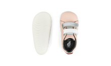 Calzado Step Up para bebés de BOBUX en color plata metálico y blanco, ideal para primeros pasos en césped o cancha.