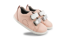 Calzado Step Up BOBUX España y Portugal para bebés, en color plateado metálico y blanco, con diseño para primeros pasos en césped.