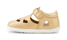 Zapatos Step Up BOBUX España y Portugal para bebé, color oro pálido, ideales para los primeros pasos del pequeño.
