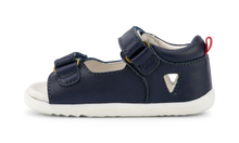 Calzado para bebés Step Up Rise de BOBUX en color azul marino, diseñado para los primeros pasos del bebé.