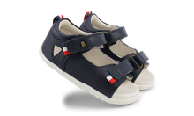 Calzado Step Up Rise de BOBUX en color azul marino para los primeros pasos del bebé, con diseño cómodo y seguro