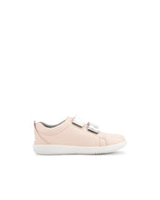 Calzado barefoot para niña BOBUX Kid+ Grass Court Switch en color plata metálico y blanco con diseño cómodo y moderno.