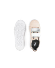 Calzado barefoot BOBUX Kid+ Grass Court Switch en color plateado metálico y blanco para niña, con diseño cómodo y moderno.