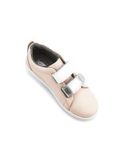 Calzado Barefoot Kid+ Grass Court Switch Seashell de BOBUX para niña, en plata metalizado y blanco, con diseño cómodo y elegante.