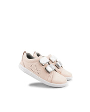 Calzado infantil Barefoot Kid+ Grass Court Switch de BOBUX en plata metalizado y blanco para niña, con diseño cómodo y elegante.