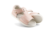 Sandalia barefoot I-Walk Mirror Seashell Shimmer para niña de BOBUX con diseño brillante y conchas en la suela.
