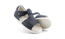 Sandalia Barefoot I-Walk Mirror azul marino para niño de BOBUX ESPAÑA Y PORTUGAL, con diseño ajustado y suela flexible.