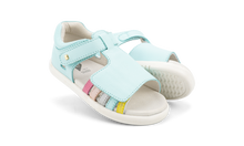 Zapatos barefoot I Walk BOBUX para niña en espejo neblina y anochecer con detalles arcoíris y perla.