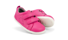 Calzado Step Up de BOBUX en color fucsia para bebés, ideal para los primeros pasos en cancha de césped.