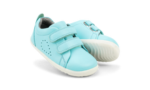 Zapatos Step Up de BOBUX España y Portugal para bebés, calzado respetuoso para primeros pasos en cancha de césped aqua.