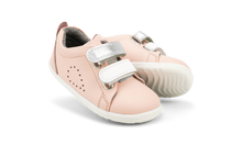 Calzado Step Up para bebés de BOBUX en color plata metálico y blanco, ideal para primeros pasos en pista de césped.