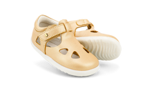 Calzado respetuoso Step Up Zap II Oro Pálido para bebés, ideal para los primeros pasos, de la marca BOBUX ESPAÑA Y PORTUGAL.
