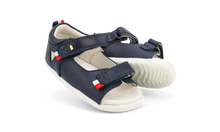 Zapatos Step Up Rise para bebé en azul marino de BOBUX, calzado respetuoso para los primeros pasos del bebé.