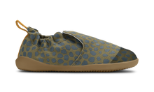 Calzado respetuoso Xplorer Indie Junior BOBUX en color oliva con estampado dálmata para los primeros pasos del bebé.