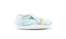 Calzado para bebés Xplorer Scamp Aqua y Arcoiris Plateado de BOBUX, ideal para los primeros pasos, con diseño resistente y cómodo.