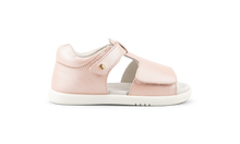 Sandalia barefoot I-Walk Mirror Seashell Shimmer para niña de BOBUX España y Portugal, con acabado brillante y diseño de concha.