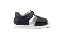 Sandalia barefoot I-Walk Mirror para niño en azul marino, de BOBUX ESPAÑA Y PORTUGAL, con diseño cómodo y flexible.