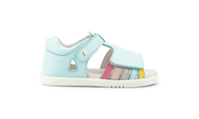 Calzado barefoot I Walk de BOBUX para niña, en color Neblina y Anochecer con acabado perla y arcoíris, imagen de zapatillas con espejo.