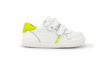 Zapatos barefoot I Walk Riley blancos con detalles neón para unisex de BOBUX ESPAÑA Y PORTUGAL, visible en la imagen.