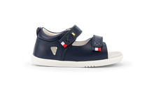 Sandalia barefoot I Walk Rise para niño en color azul marino de la marca BOBUX ESPAÑA Y PORTUGAL, con diseño cómodo y flexible.