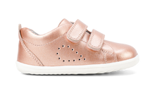 Calzado Step Up BOBUX España y Portugal para bebés en color oro rosa con suela de césped, ideal para primeros pasos.