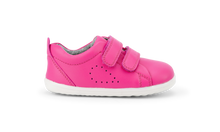 Calzado Step Up de BOBUX para bebés en color fucsia con suela de césped para primeros pasos, hecho en España.