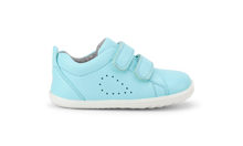 Zapatos Step Up BOBUX España y Portugal para bebés en color aqua con suela de césped, ideales para los primeros pasos.