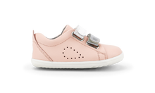 Calzado para bebé Step Up Seashell metálico y blanco de BOBUX para primeros pasos, en cancha de césped.