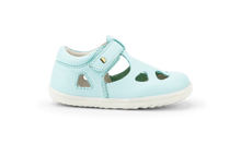 Calzado Step Up Zap II Mist de BOBUX para bebés, apropiado para los primeros pasos, en color gris y blanco.