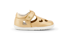 Zapatos de bebé Step Up Zap II en oro pálido de BOBUX ESPAÑA Y PORTUGAL, ideales para los primeros pasos del bebé.