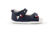 Calzado Step Up Rise de BOBUX en azul marino para los primeros pasos del bebé, con diseño cómodo y resistente.